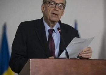 Haga las maletas: Álvaro Leyva sacó una nueva carta en la que lanzó fuertes cuestionamientos contra Petro sobre el proceso de empalme