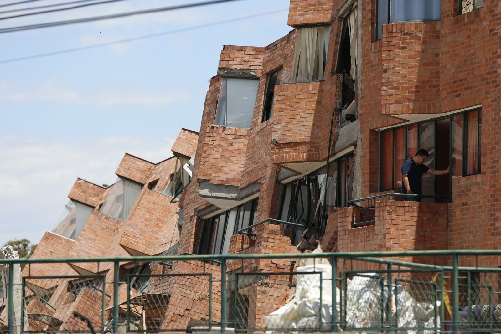 Un hombre camina en Cali entre los escombros de una edificación afectada por el terremoto de magnitud 7,4.