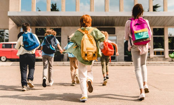 Los estudiantes del calendario se preparan para entrar al colegio.