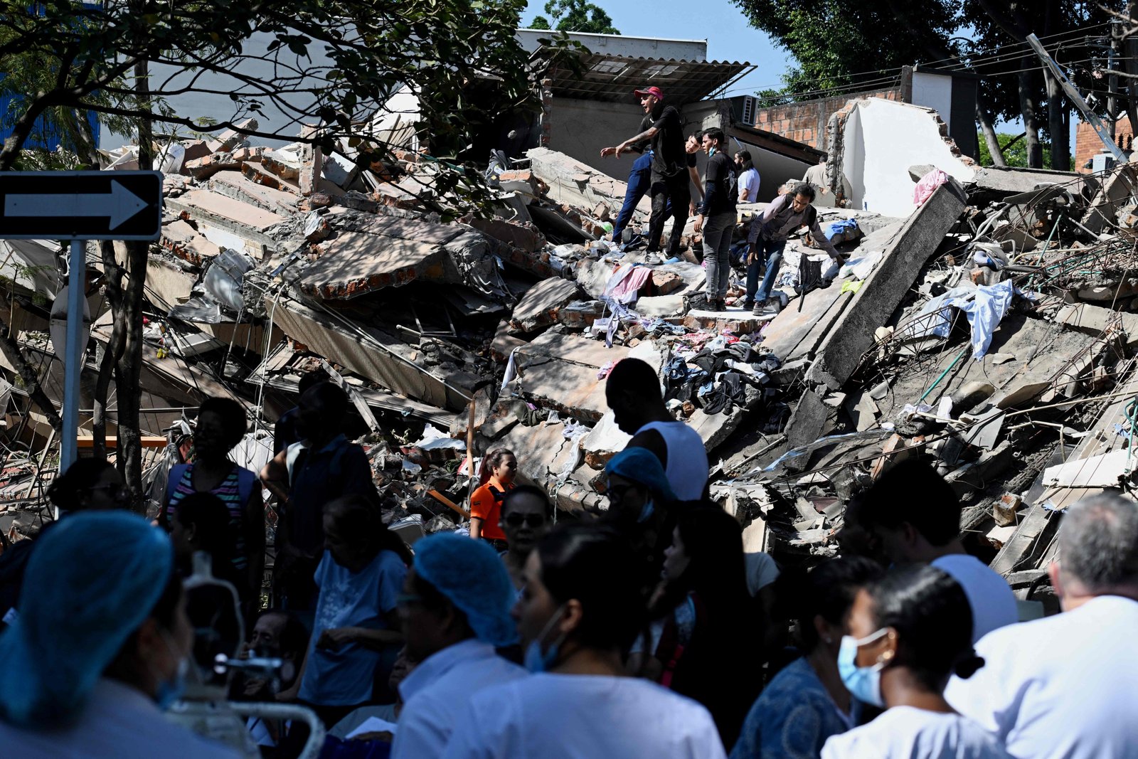 Personas trabajan entre los escombros de un edificio colapsado en Cali.