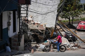 Grupos de personas que actuarían como "primeras líneas" estarían llegando a los puntos de atención de la emergencia derivada del terremoto para entorpecer el trabajo de los rescatistas y la fuerza pública - crédito Europa Press
