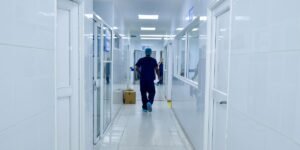 El sistema de salud llega al relevo presidencial al borde del colapso