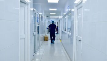 El sistema de salud llega al relevo presidencial al borde del colapso