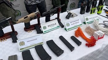 Entre los elementos incautados durante el megaoperativo figuraron dinero, armas de fuego, radios y teléfonos celulares - crédito Policía Nacional de Colombia