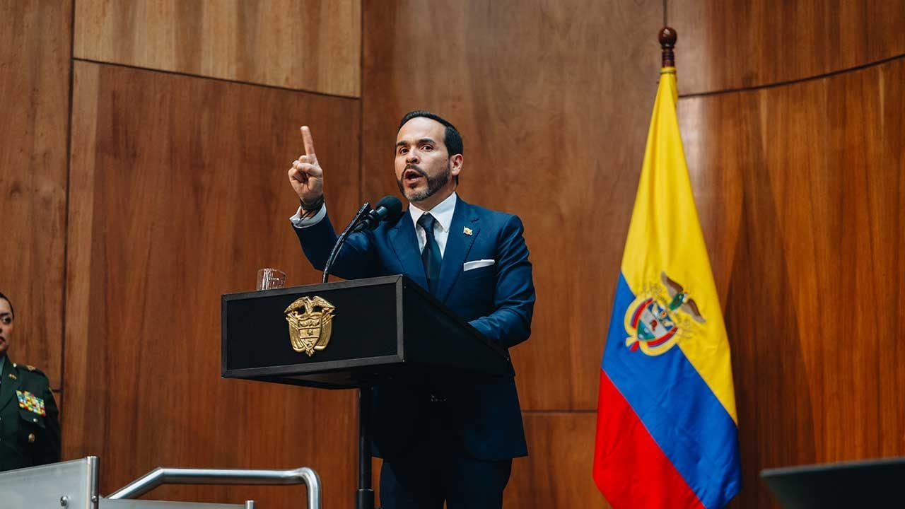 Presidente Abelardo de la Espriella firma el decreto que regula las protestas sociales: “Se acabó la guachafita”