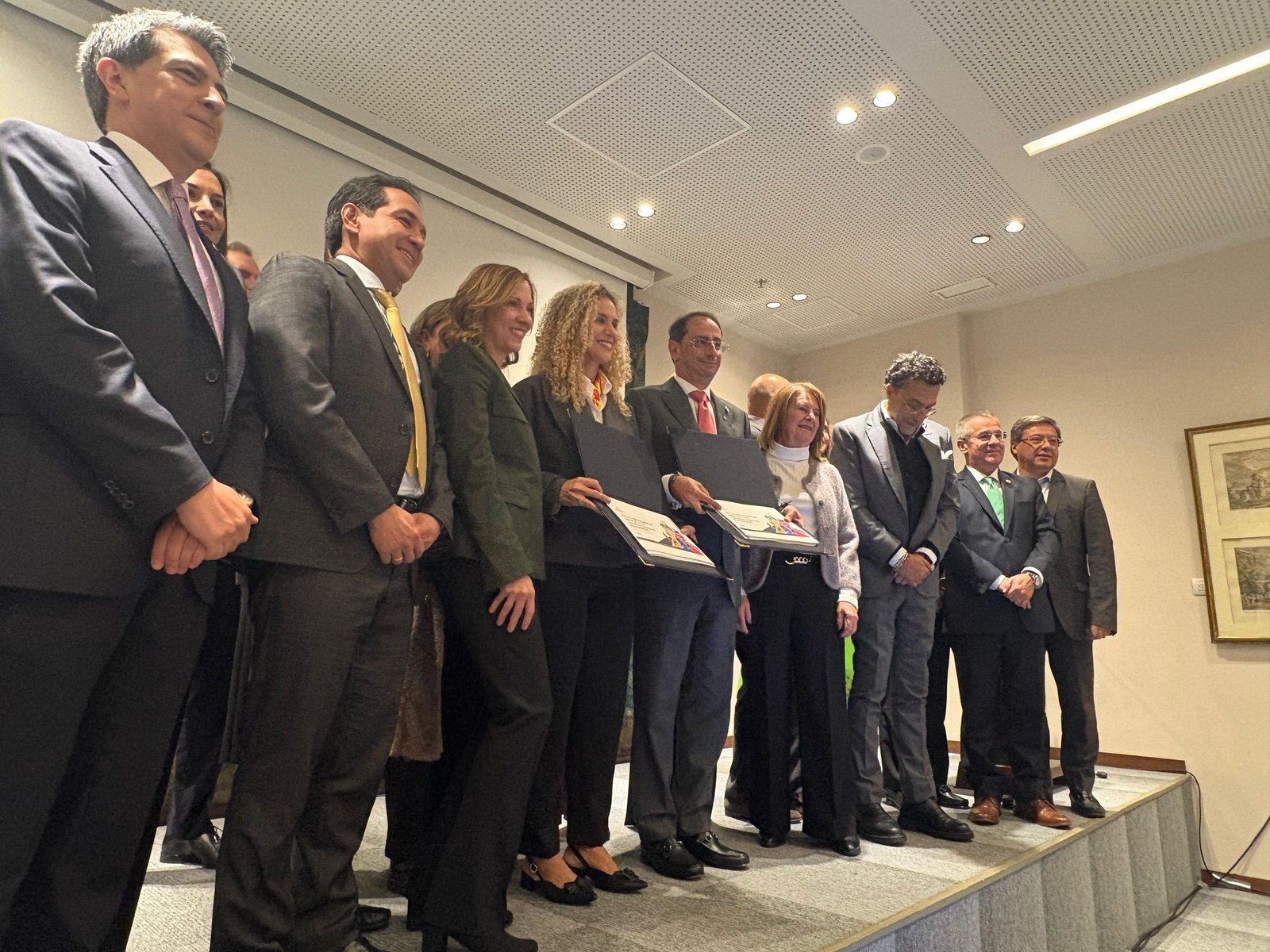 El documento fue presentado al vicepresidente José Manuel Restrepo.