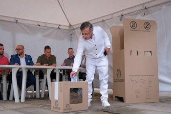 El ministro Mauricio Gómez acusó al Gobierno de Gustavo Petro de presunta compra de votos durante la campaña presidencial (Presidency/REUTERS)    