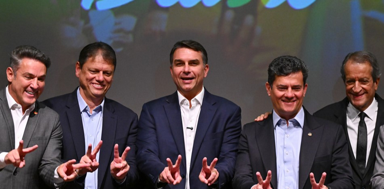 Flávio Bolsonaro suma el apoyo de cinco partidos cuatro excandidatos y amplía su ventaja en las encuestas