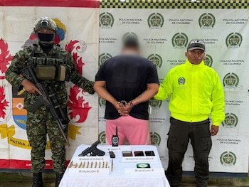 Las autoridades atribuyen al detenido la promoción de desplazamientos forzados en los municipios antioqueños de Zaragoza y El Bagre - crédito prensa Ejército Nacional