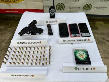 Las autoridades incautaron un arma de fuego, munición, un equipo de comunicaciones y celulares durante el procedimiento de captura en el corregimiento El Pato - crédito prensa Ejército Nacional