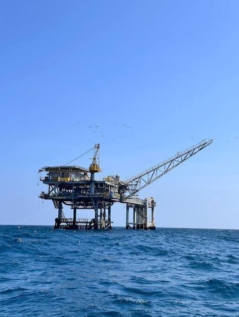 El reto del abastecimiento de gas en Colombia: La Guajira, clave para asegurar el suministro

Colombia vivirá una transformación estructural de su mercado de gas natural en los próximos años, por lo que requerirá ampliar su infraestructura de importación para garantizar el abastecimiento durante la próxima década. Esta es una de las principales conclusiones del análisis prospectivo que evaluó la oferta, la demanda, la infraestructura de transporte y los proyectos de importación, mediante un modelo que incorpora múltiples escenarios de producción nacional y evolución del consumo para el período 2026-2035.

El estudio de Econometría Consultores observa que el país enfrentará un déficit creciente de gas natural si continúa la disminución prevista de la producción nacional y no se desarrollan oportunamente nuevas fuentes de suministro. Bajo el escenario identificado como más probable, la producción nacional disminuiría cerca de 34% entre 2026 y 2030, reflejo del agotamiento progresivo de varios de los campos que abastecen el mercado colombiano.

Ya se observan efectos de ese déficit. El país viene enfrentando una pérdida importante de demanda industrial, causada principalmente por la incertidumbre en el suministro. Ante la menor confiabilidad del servicio y el aumento de los precios, numerosas empresas han migrado hacia combustibles alternativos como gas licuado de petróleo (GLP), carbón y fuel oil para garantizar la continuidad de sus operaciones. Esta sustitución, además de efectos en costos, tiene implicaciones ambientales al reemplazar el gas natural por combustibles con mayores emisiones contaminantes.

Aunque el análisis incorpora la entrada en producción de nuevos desarrollos, concluye que estos, aun siendo estratégicos para el futuro energético del país, no alcanzarían a compensar completamente la reducción de la oferta nacional, especialmente porque solo comenzarían a operar a finales de esta década y sus volúmenes son aún inciertos. Como consecuencia, las importaciones de gas, históricamente utilizadas como respaldo esencial para la generación termoeléctrica, se convertirán en un componente permanente del abastecimiento nacional.

Este cambio representa una transformación estructural para un mercado que durante décadas se apoyó principalmente en la producción doméstica y, especialmente, en los campos del piedemonte llanero (Cusiana y Cupiagua).

La reducción de esa oferta obliga a planificar un esquema en el que la infraestructura de importación por la costa atlántica y la de transporte hacia el interior del país jueguen un papel tanto o más relevante que el desarrollo de nuevos campos.

El estudio evaluó el estado de avance y el aporte de los principales proyectos de importación identificados en el país. Tras analizar aspectos regulatorios, técnicos, logísticos, económicos y de integración al Sistema Nacional de Transporte, identificó como los más viables: la ampliación de la terminal de Spec, la importación a través de Puerto Bahía, los proyectos de PIO LNG y Caribe LNG, y la Regasificadora de La Guajira (Ballena).

Esta última presenta una ventaja importante: su localización coincide con un nodo estratégico del Sistema Nacional de Transporte (Ballena) que facilita el transporte de gas hacia el interior del país, región que sería la más afectada por los déficits de oferta. Esto aumenta el valor estratégico de Ballena como punto de entrada de nueva oferta importada. Por esta razón, es de gran valor que la Regasificadora de La Guajira (Ballena) haya sido calificada por la Unidad de Planeación Minero-Energética (Upme) como proyecto Ipat -Infraestructura Prioritaria del Plan de Abastecimiento de Gas Natural-.

Los resultados de la modelación muestran que, sin la Regasificadora de La Guajira (Ballena), los proyectos actualmente previstos no serían suficientes para garantizar el abastecimiento nacional en todos los escenarios analizados. Colombia registraría déficits de suministro a partir de 2028, con un efecto especialmente importante sobre el centro del país.

Este resultado se mantiene incluso bajo supuestos conservadores de recuperación de la demanda industrial. El estudio modeló un restablecimiento apenas parcial de los consumos perdidos durante los últimos años, supuesto prudente frente a las expectativas de crecimiento de la economía colombiana. Una recuperación más dinámica de la economía y de la industria podría incrementar la demanda de gas y hacer más exigentes las necesidades de abastecimiento.

La situación se vuelve particularmente crítica durante períodos con fenómeno de El Niño. En estos aumenta considerablemente la generación térmica requerida para respaldar el sistema eléctrico nacional y, con ella, la demanda de gas natural. Bajo estas condiciones, los proyectos actualmente contemplados no lograrían cubrir completamente los requerimientos del mercado, lo que incrementaría el riesgo de restricciones para algunos sectores consumidores de electricidad.

En este contexto, la Regasificadora de La Guajira (Ballena) tendría un papel especialmente relevante como respaldo del abastecimiento del interior del país ante un nuevo fenómeno fuerte de El Niño, como el que se espera para el presente año. Su capacidad para incorporar gas importado y aprovechar la infraestructura que conecta la Costa Caribe con el interior permitiría disponer de una fuente de suministro cuando la mayor generación térmica eleve las necesidades de gas.

Dentro de los escenarios evaluados, la Regasificadora de La Guajira (Ballena) es el proyecto que produce el mayor impacto positivo sobre el balance nacional de oferta y demanda. Según las simulaciones, su entrada en funcionamiento, prevista para 2028, permitiría eliminar los déficits en condiciones normales de operación, reducir significativamente el riesgo de desabastecimiento en el centro del país, fortalecer la atención de la demanda durante eventos climáticos extremos y proporcionar una fuente competitiva de suministro para el interior.

Las simulaciones muestran que, incluso cuando entren en producción nuevos desarrollos nacionales como Sirius, la Regasificadora de La Guajira (Ballena) continuará siendo necesaria durante la próxima década.

En los distintos escenarios, el país seguiría requiriendo volúmenes considerables de gas importado para atender hogares, comercio, industria y generación eléctrica, lo que confirma que las compras externas pasarán a desempeñar un papel estructural en el abastecimiento nacional.

Finalmente, Econometría Consultores concluye que garantizar la seguridad energética exigirá avanzar simultáneamente en tres frentes: promover nueva producción nacional, fortalecer la infraestructura de importación y ampliar oportunamente la capacidad del sistema de transporte.

En este esquema, la Regasificadora de La Guajira (Ballena) es especialmente importante para garantizar el abastecimiento del centro del país y fortalecer su respuesta frente a períodos de mayor demanda, como los asociados al fenómeno de El Niño.

Solo una planificación coordinada entre producción, importación y transporte permitirá asegurar un suministro suficiente, competitivo y confiable para acompañar el crecimiento económico y responder a las necesidades del país durante la próxima década.