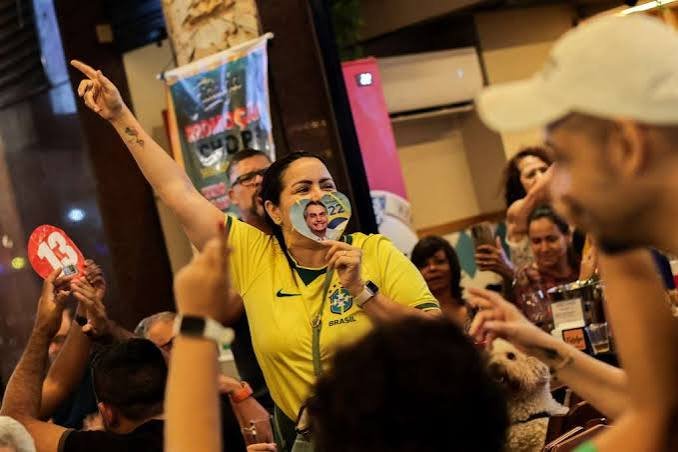 La derecha logró su mayor representación en el Senado brasileño en la historia

El foco absoluto y corazón político de esta elección radica en la inédita conformación del Congreso Nacional para el período legislativo 2027. Según la proyección gráfica oficial sobre la composición del Senado Federal basada en un escrutinio parcial del 87%, la distribución de las 81 bancas en total otorga un dominio abrumador a la derecha:

Derecha: 49 escaños (bloque azul)
C5N admitió que Lula le financiaba las campañas al kirchnerismo y por eso lo apoyan
Te puede interesar:

C5N admitió que Lula le financiaba las campañas al kirchnerismo y por eso lo apoyan

Centro: 16 escaños (bloque amarillo/marrón)

Izquierda: 16 escaños (bloque rojo)
Senado Federal 2027
Senado Federal 2027

Esta distribución de fuerzas pulveriza el margen de maniobra del régimen petista al alterar de forma definitiva los quórums de votación estratégicos en la Cámara Alta:

Mayoría simple (41 votos): La derecha supera de manera holgada este umbral por sí sola con sus 49 escaños, lo que le otorga el control absoluto para aprobar leyes ordinarias, definir la presidencia del Senado, designar comisiones clave y validar titulares de organismos públicos sin necesidad de negociar con la izquierda.

Propuesta de Enmienda a la Constitución (PEC) e Impeachment (54 votos): Con 49 bancas propias, el bloque conservador queda a tan solo 5 votos del cuórum calificado necesario para reformar la Carta Magna o promover un juicio político contra el presidente o los magistrados del Supremo Tribunal Federal. Sumando las 16 bancas del centro, la coalición anti-Lula alcanza 65 votos, superando de manera aplastante la barrera constitucional de 54 votos.

El terremoto legislativo se extiende al resto de los estamentos estatales. En la Cámara de Diputados, se proyecta que la derecha obtenga entre 180 y 200 bancas para su partido nacionalista, alcanzando un total de 388 diputados del bloque conservador frente a solo 124 diputados de la izquierda. En las gobernaciones estatales, la derecha asegura 18 estados, frente a 3 estados del centro y apenas 6 estados retenidos por la izquierda.
Diputados Federales
Diputados Federales

A nivel territorial, este triunfo parlamentario se vio acompañado por palizas electorales en los distritos estratégicos. En el estado de San Pablo (São Paulo) —el mayor colegio electoral con más de 34 millones de votantes—, el gobernador Tarcísio de Freitas (exministro de Infraestructura de Jair Bolsonaro) arrasó con un 64,33% (6.853.195 votos) con el 47% de las mesas escrutadas, aplastando al ministro de Economía de Lula, Fernando Haddad, estancado en el 34,78% (3.705.411 votos). Con el 67% de las secciones escrutadas, Tarcísio de Freitas sostuvo un 63,53%, llevando al instituto Datafolha a declarar sentenciada su reelección. En el estado de Río de Janeiro (13 millones de electores), el bolsonarista Douglas Ruas ganó la gobernación con el 50% de los votos válidos.

Finalmente, en la carrera presidencial, el senador Flávio Bolsonaro —quien asumió la candidatura del Partido Liberal (PL) acompañado por su esposa Fernanda Bolsonaro en la escuela Barão Homem de Mello de Vila Isabel— votó afirmando: “Espero que Brasil dé un voto de protesta contra la era del atraso” y “Quiero que Brasil elija a su presidente hoy”.
Flavio Bolsonaro
Flavio Bolsonaro

Durante el escrutinio del Tribunal Superior Electoral, Flávio Bolsonaro lideró con el 51,07% (12.915.526 votos) al 21,96% de mesas, el 50,85% (16.317.418 votos) al 27,88%, el 50,20% (27.484.298 votos) al 47,26%, y el 49,58% (37.566.895 votos) al 64,81% sobre los 32.007.853 votos (42,25%) de Lula da Silva (dejando rezagados a Augusto Cury con 2,97%, Ronaldo Caiado con 2,34% y Renan Santos con 2,34%). Con el 92,77% de mesas escrutadas (47,83% vs 44,22%) y el 98,99% (47,23% vs 44,93%), se confirmó el pasaje a la segunda vuelta del 25 de octubre, donde la nueva mayoría absoluta del Senado se perfila como el muro insuperable contra el atraso socialista.