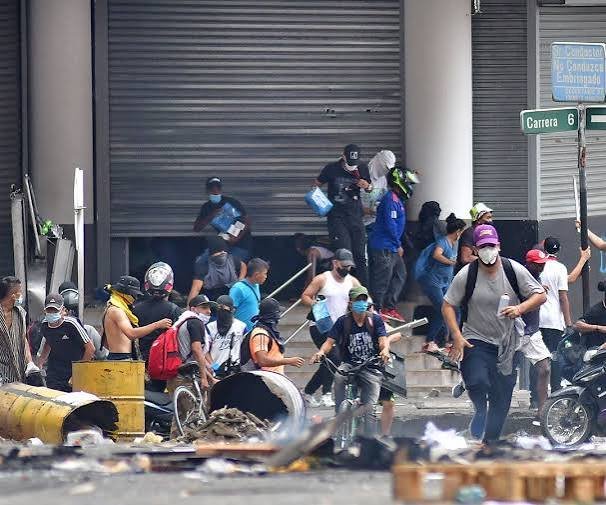 Presidente Abelardo de la Espriella firma el decreto que regula las protestas sociales: “Se acabó la guachafita”